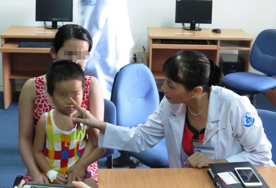 
3 ngày sau phẫu thuật, vết thương đã ổn định. Các bác sĩ đang kiểm tra lại vết thương cho bé
