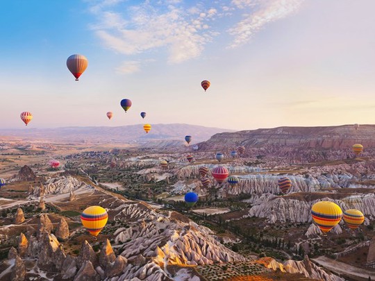 
Cappadocia, Thổ Nhĩ Kỳ là một địa danh độc nhất vô nhị trên trái đất, khi mà cả thành phố đều ẩn mình trong những vách đá. Du khách có thể ngồi trên khinh khí cầu để chiêm ngưỡng toàn bộ cảnh quan nowid đây.
