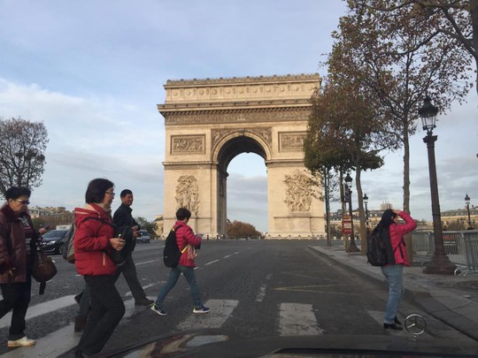 Khách du lịch thưa thớt trước Khải Hoàn Môn, Paris - Pháp sáng 14-11 Ảnh: HỒNG LINH