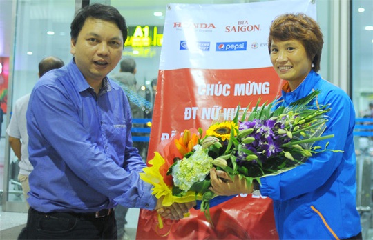 
Minh Nguyệt nhận hoa từ Tổng Thư ký VFF Lê Hoài Anh
