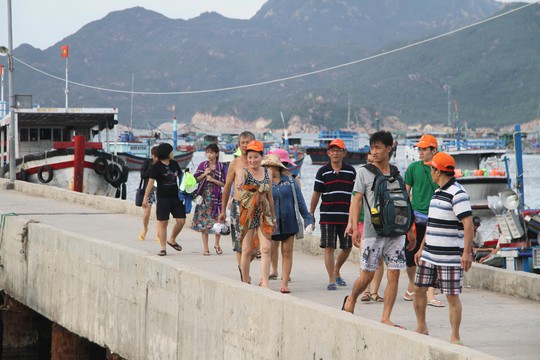 Nhiều du khách vẫn đến Bình Ba sau khi “đóng cửa” du lịch ở đảo này