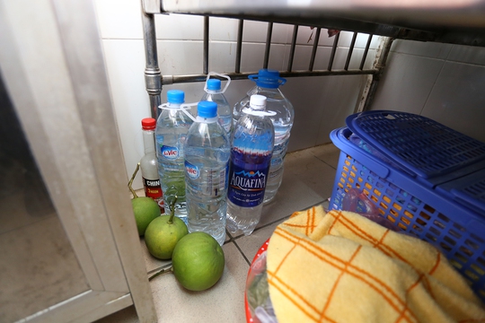 
Bệnh nhân trữ nước vào các chai và sử dụng tiết kiệm trong thời gian mất nước - Ảnh: D.Minh
