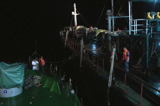 
Bộ Tư lệnh Vùng 4 Cảnh sát biển bắt quả tang tàu nước ngoài ASIA STAR (Thái Lan) đang buôn dầu lậu.
