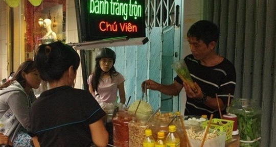 
… và xe bánh tráng trộn chú Viên trên đường Nguyễn Thượng Hiền - Ảnh: kẽnh
