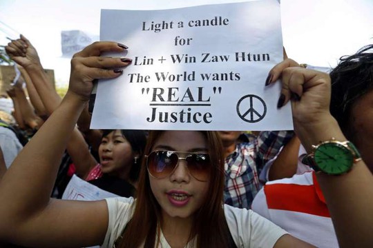Những người biểu tình trước đại sứ quán Thái Lan ở Myanmar. Ảnh: EPA