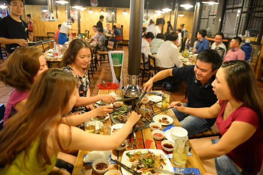 Một quán nướng sườn cây có rất nhiều khách đến ăn vì có hệ thống hút khói khi nướng trên đường Phan Đăng Lưu, Q.Phú Nhuận, TP.HCM - Ảnh: Hữu Khoa
