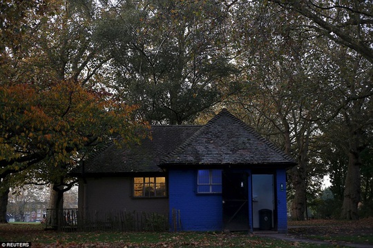 Khu vệ sinh công cộng ở London Fields, phía đông thành phố London mang đến du khách cảm giác thân thuộc như nhà ở với bức tường xanh và lợp mái ngói.