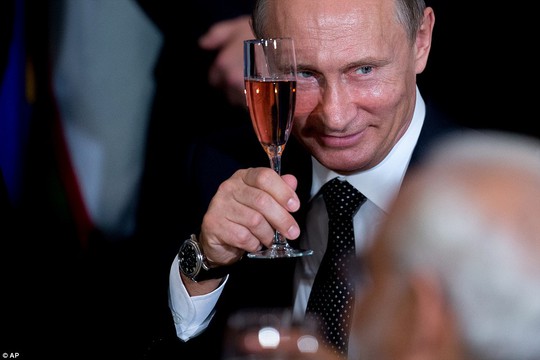 Tổng thống Nga Vladimir Putin vẫn giữ nguyên quan điểm ủng hộ chế độ Assad. Ảnh: AP