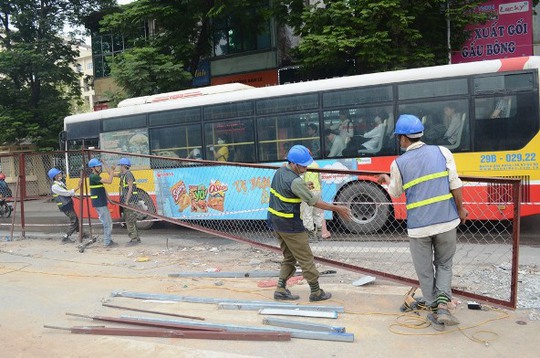 Những “lo cốt” được cho là nguyên nhân gây ra tình trạng ùn tắc giao thông tại khu vực đường Xuân Thủy