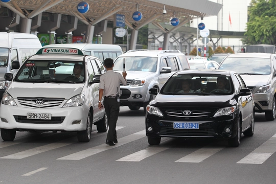 
Mật độ giao thông tại các lối ra vào trước sảnh nhà ga sân bay Tân Sơn Nhất luôn dày đặc, ùn ứ.
