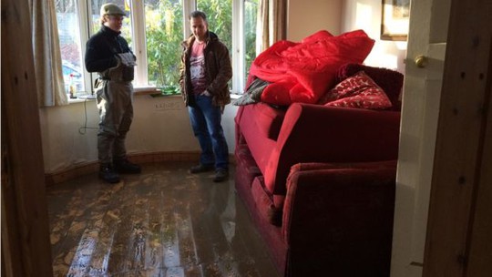 Người dân TP York - Anh nhìn bùn đất đọng lại trong nhà khi nước lũ vừa rút. Ảnh: BBC