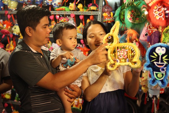 Một gia đình chọn mua lồng đèn cho tết Trung thu tại phố lồng đèn Lương Nhữ Học