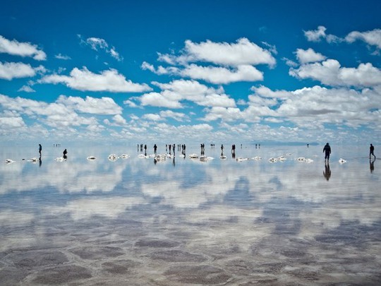 
Salar de Uyuni ở Bolivia là cánh đồng muối lớn nhất hành tinh. Đây cũng là nơi lưu trữ nhiều chất li-ti nhất, nơi tốt nhất trên thế giới để đo kích thước vệ tinh nhân tạo – tóm lại: đó là chiếc gương của bầu trời.
