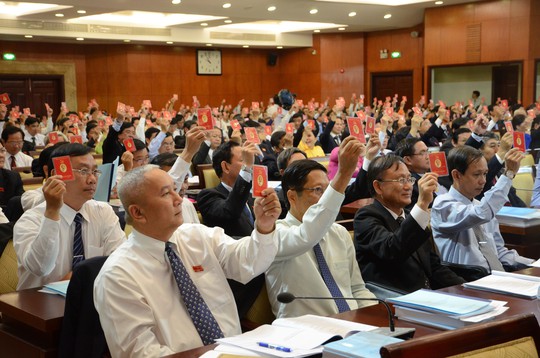 
Các đại biểu biểu quyết thông qua chương trình đại hội (Ảnh do Ban Tuyên giáo Thành ủy TP HCM cung cấp)
