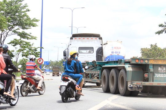 Xe container chạy liên tục, dày đặc, ngáng đường hoặc kè sát người chạy xe máy và ô tô trên đại lộ Mai Chí Thọ gây lo sợ cho người đi đường Ảnh: SỸ ĐÔNG