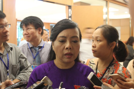 Bộ trưởng Bộ Y tế Nguyễn Thị Kim Tiến trả lời báo chí bên lề kỳ họp Quốc hội Ảnh: NGUYỄN QUYẾT
