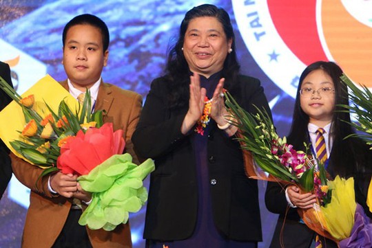 Phó Chủ tịch Quốc hội Tòng Thị Phóng tặng hoa cho đại biểu tài năng trẻ Ảnh: ĐỖ QUYÊN