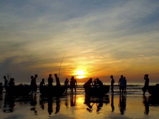 
Ra khơi buổi bình minh - Ảnh: Phuong Vu
