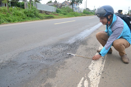 Bề mặt bị bong tróc tại đường Hồ Chí Minh đoạn qua địa bàn phường 
Yên Thế, TP Pleiku, tỉnh Gia Lai