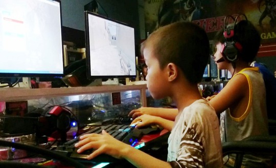Dù đã nửa đêm nhưng nhiều “game thủ” nhí vẫn chơi tại một tiệm internet ở Làng Đại học Thủ Đức Ảnh: QUỐC CHIẾN