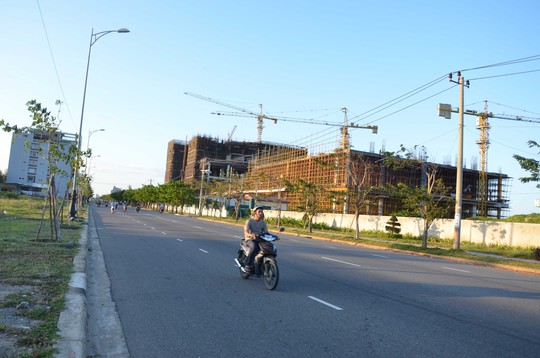 Nhiều lô đất ven biển cạnh đường Võ Nguyên Giáp (quận Ngũ Hành Sơn, TP Đà Nẵng) được người nước ngoài giấu mặt sở hữu và xây dựng rầm rộ