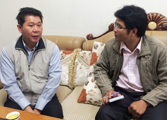 Ông Lin Chin Chuang (trái) trao đổi với phóng viên quanh cái chết của bà Hà Linh Ảnh: THẠCH THẢO
