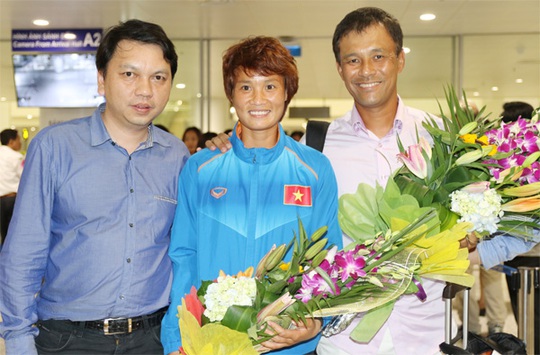 
Ông Lê Hoài Anh chụp ảnh lưu niệm cùng HLV trưởng Takashi và cầu thủ Minh Nguyệt
