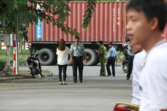 
Tuy nhiên sau đó cô gái đòi lao ra đường tự tử.
