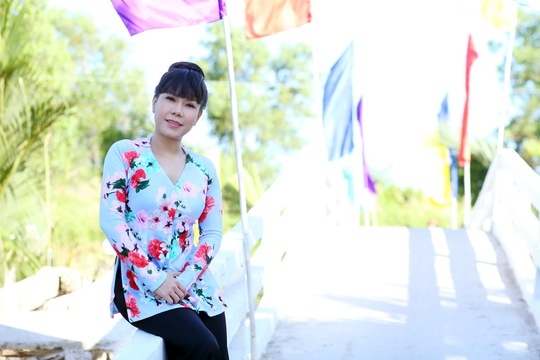 Việt Hương vui khi thấy cầu bê-tông kiên cố