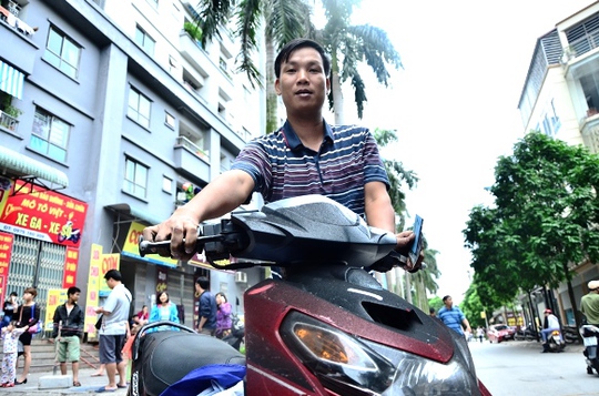 
Anh Lâm (36 tuổi, sinh sống tại tòa nhà CT4B) cho biết: “May mắn chiếc xe của mình không bị sao, chỉ bị ám màu đen chút thôi”
