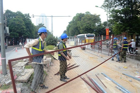 Khoảng 30 mét rào sắt đầu tiên đã được công nhân tháo rỡ tại sáng nay tại đường Xuân Thủy