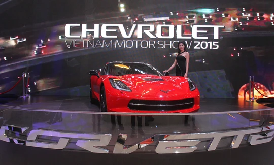 
Chevrolet thu hút khách tham quan với các mẫu xe ấn tượng và những người mẫu xinh đẹp
