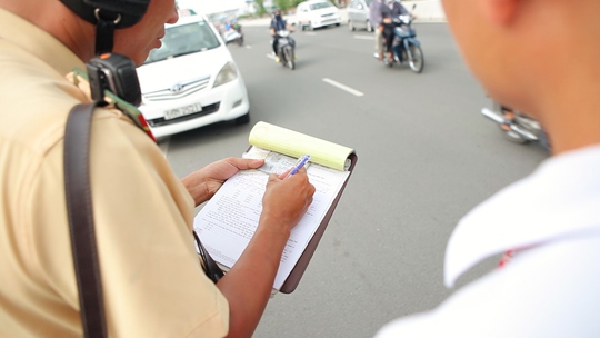 Ngoài công tác đưa, dẫn đoàn, “lính dẫn đường” còn thực hiện nhiệm vụ tuần tra, kiểm soát phương tiện lưu thông.