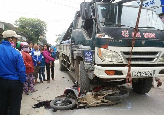 
Hiện trường vụ tai nạn xe tải cán chết nam thanh niên đi xe máy ngã ra đường

