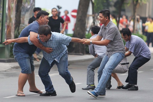 
Tình huống giả định, ngăn cản những người lao vào đám cháy để cứu người thân
