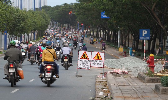 
Một công trình xây dựng dang dở trên đường Mai Chí Thọ.
