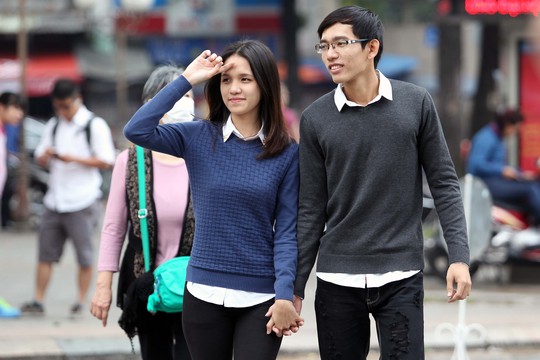 
Đôi bạn trẻ dắt tay nhau dạo phố trong thời tiết se lạnh của Sài Gòn
