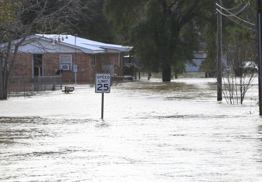 
Bang Alabama cũng hứng chịu lũ lụt. Ảnh: Reuters
