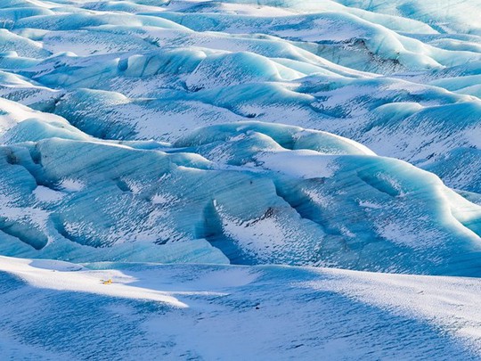 
Sông băng Snæfellsjökull ở Iceland bao gồm các động băng và miệng núi lửa. Nơi đây từng được chọn làm bối cảnh cho các bộ phim như Journey to the Center of the Earth hay Batman Begins.
