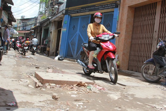 Nắp hố ga cao hơn 10 cm ở hẻm 194 Bạch Đằng, phường 24, quận Bình Thạnh, TP HCM Ảnh: SỸ ĐÔNG