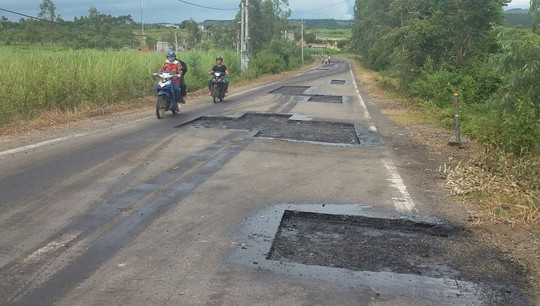 Đường Trường Sơn Đông qua huyện Kon Chro, tỉnh Gia Lai đang được sửa chữa
