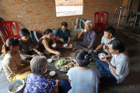 Bữa cơm đầu tiên của gia đình bị can Huỳnh Văn Nén sau hơn 17 năm bị can này rơi vào vòng lao lý Ảnh: NGUYỄN THẬN