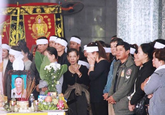 Nhiều người đến dự đám tang, chia buồn với người thân của gia đình ông Ngô Lê Hà