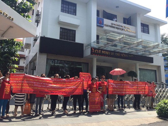 Nhiều người mua căn hộ tại dự án PetroVietnam Landmark tụ tập đòi giải quyết quyền lợi Ảnh: HẢI YẾN
