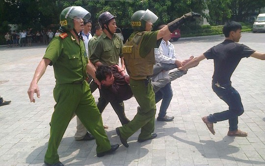 Lực lượng chức năng Hà Nội khống chế một kẻ ngáo đá Ảnh: NGUYỄN QUYẾT