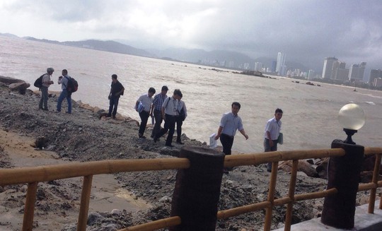 Đoàn kiểm tra liên ngành tỉnh Khánh Hòa phát hiện chủ đầu tư đổ đất lấn vịnh Nha Trang 22.968 m2 Ảnh: HỒNG ÁNH