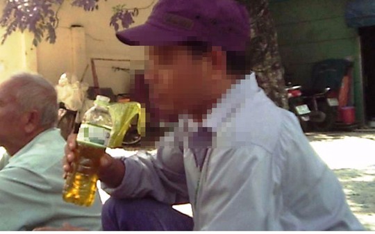 Một đầu mối chuy&ecirc;n b&aacute;n kỷ vật thời chiến ch&agrave;o h&agrave;ng, hướng dẫn mua những loại phụ kiện hung kh&iacute;. Ảnh dưới: Những hung kh&iacute; được tu sửa rồi b&agrave;y b&aacute;n tr&ecirc;n mạng  Ảnh: L&Ecirc; PHONG