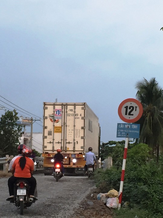 Xe container có tải trọng 30 tấn qua cầu tải trọng 12 tấn Ảnh: MINH SƠN