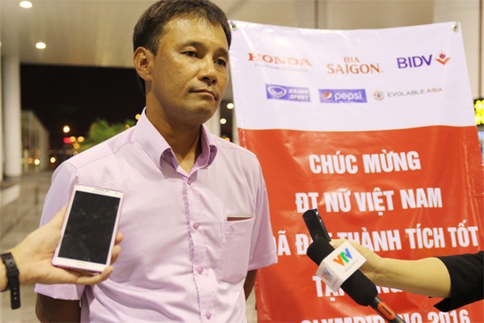 
HLV trưởng Takashi trả lời phỏng vấn truyền thông Việt Nam tại sân bay Nội Bài
