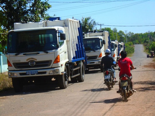 Bốn xe chở rác bị người dân chặn lại Ảnh: LÊ LONG